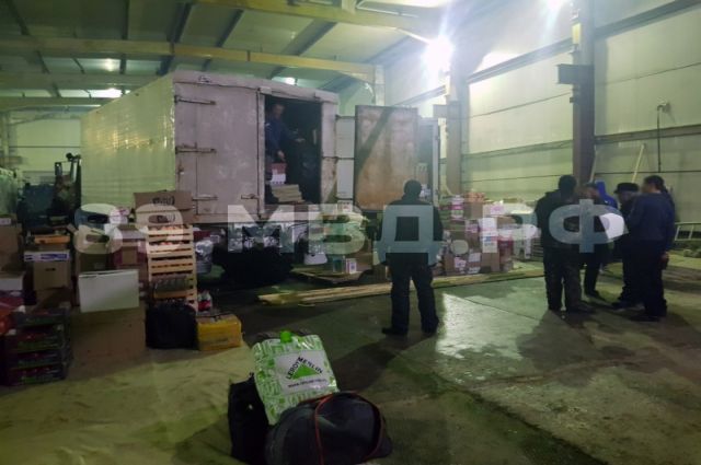 На Ямале задержали грузовики, перевозившие контрафактный алкоголь