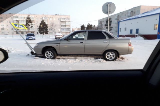 В Ноябрьске рядом с почтой лихач снёс знак «Пешеходный переход»