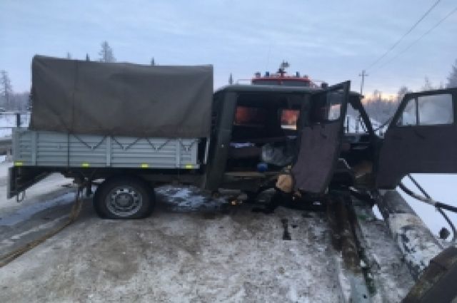 В Пангодах на мосту через реку водитель УАЗ врезался в ограждение