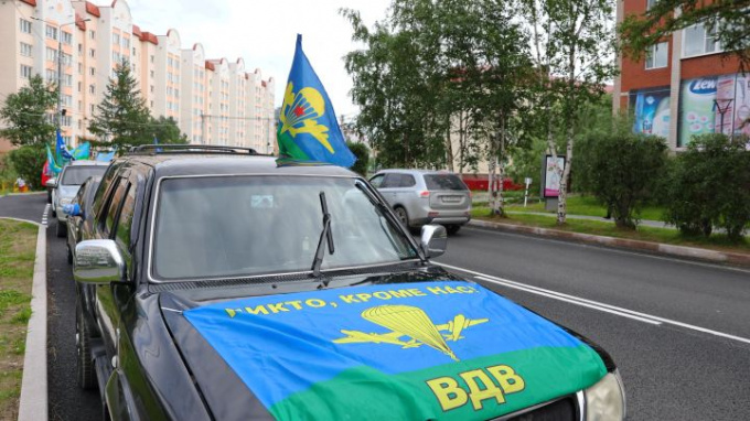 Не фонтаном единым: День ВДВ на Ямале начался с массового флешмоба