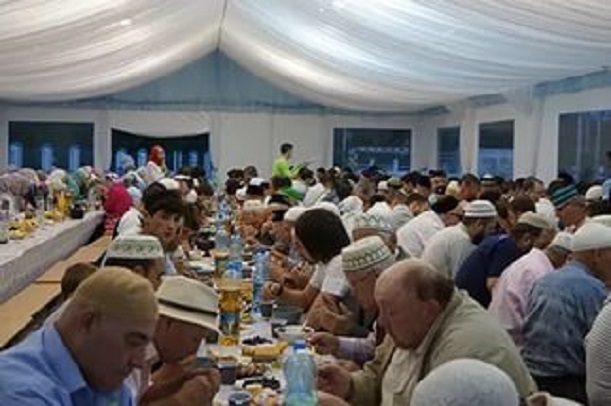 В мечети Муравленко национальные общины проводят ифтары