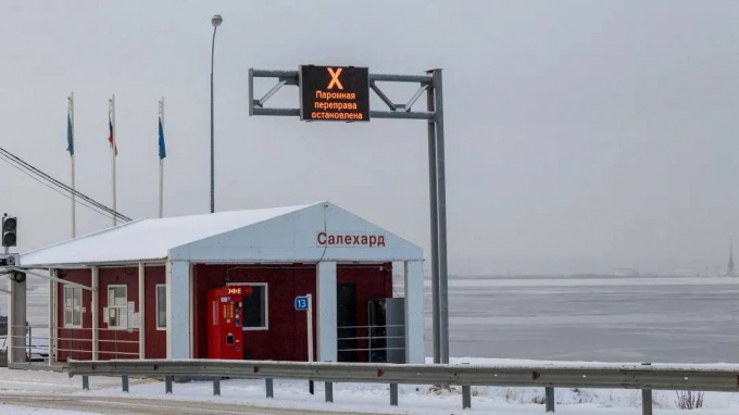 Паромы — все: перевозчик сообщил о закрытии переправы из Салехарда в Лабытнанги
