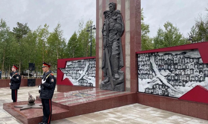 В Муравленко новый сквер Победы украсили снимками воевавших родственников горожан