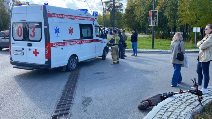 Ребенка увезли в больницу: подробности ДТП с юным самокатчиком в Ноябрьске