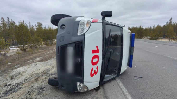 На ямальской трассе перевернулся автомобиль скорой помощи