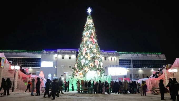 Огни, хороводы и 50 Снегурочек: на Ямале откроются городские елки