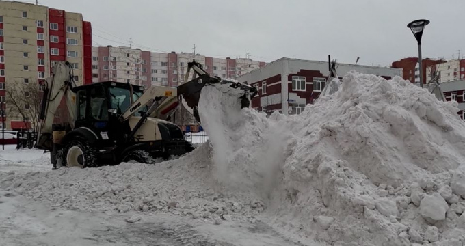 Новоуренгойцы жалуются в сети на неубранные от снега дворы и дороги