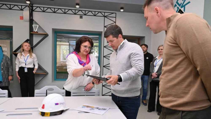 Сам бы сел за парту: губернатор Артюхов оценил губкинскую «Высотку»