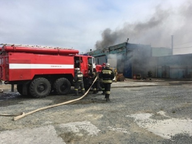 Пожарные вынесли пять газовых баллонов из горящего ангара в ЯНАО