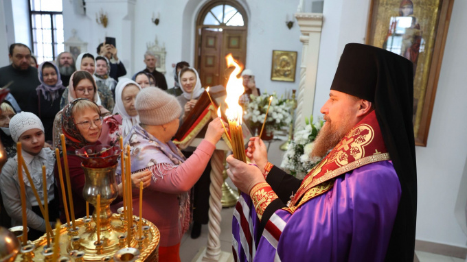 На Ямал прибыл Благодатный огонь из Иерусалима. 