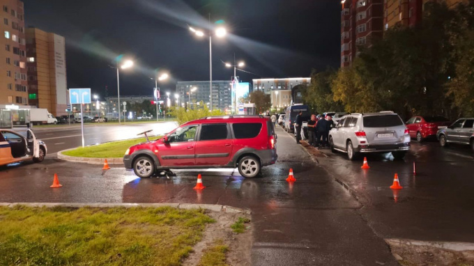 В Новом Уренгое во дворе дома сбили электросамокатчика
