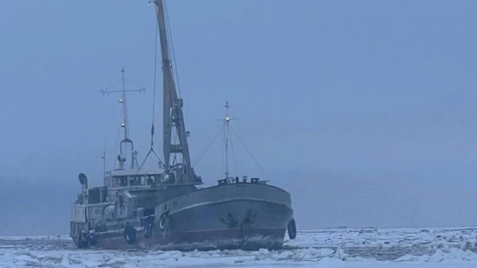 В Тазовском районе рядом с селом Гыда застряла во льдах баржа с топливом