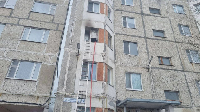 Отцу с ребенком пришлось прыгать из окна горящей квартиры в Надыме