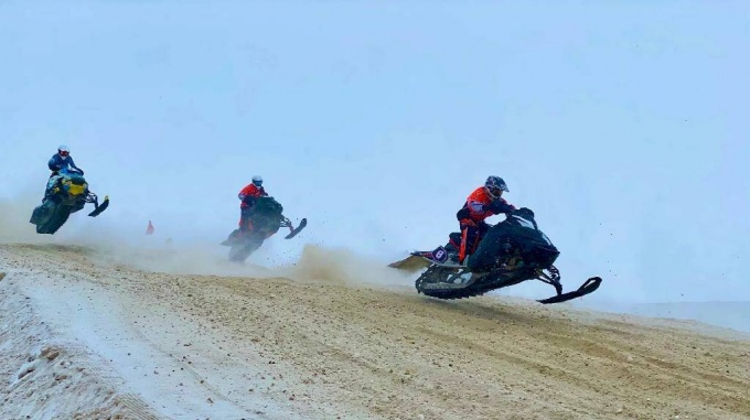 Новоуренгойцы не дали шансов соперникам победить в кроссе на снегоходах в Салехарде