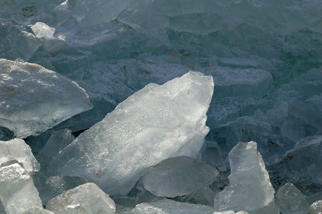 В Салехарде у водных объектов установили знаки, запрещающие выход на лед