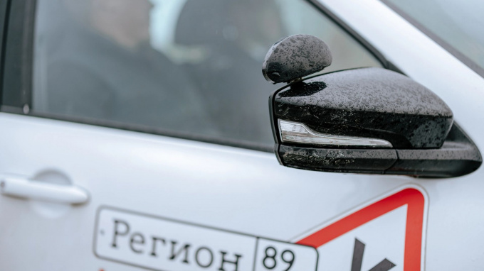 В Новом Уренгое бывшего инспектора ГИБДД осудили за продажу прав