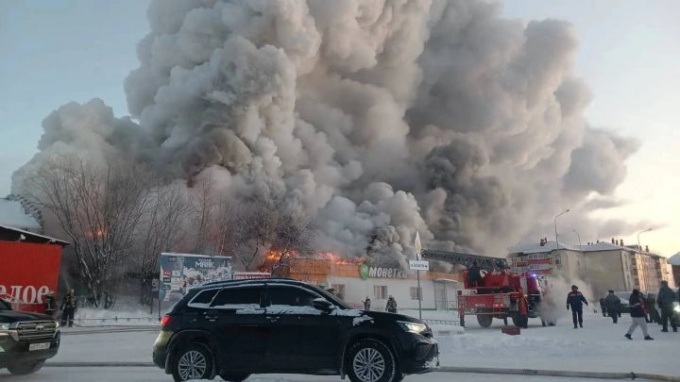 В поселке Уренгой локализовали крупный пожар в здании магазина