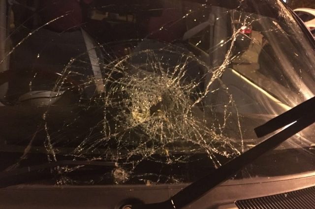 На Ямале хулиганы бьют стекла автомобилей камнями
